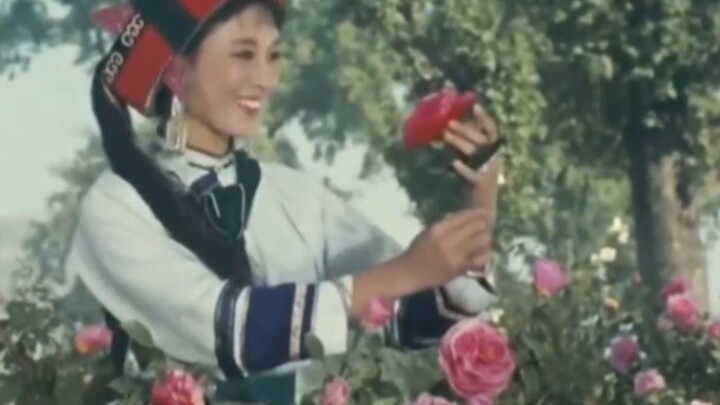 Bài hát "Mi đao sơn ca" của Long Piaopiao vui tươi, tươi đẹp, du dương, mang đậm phong cách dân tộc.