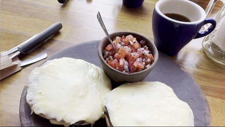 Molletes con salsa de pico de gallo