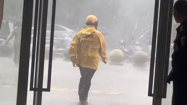 Tạm biệt chàng trai tuổi trẻ giương cung hết mức, chẳng sợ tháng năm, chẳng ngại gió sương.