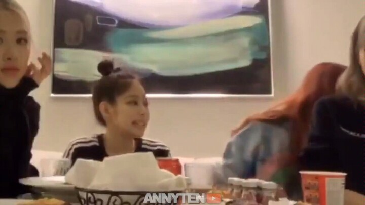 [BLACKPINK] Our Jennie is still a kid! No! Don’t! Scare! Her!