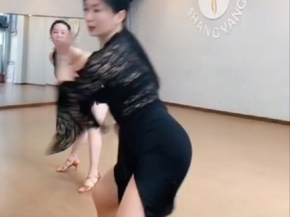 Pertanyaan: “Tarian Latin panas dari tante dewasa itu benar-benar bikin dada menonjol dan bokong mon