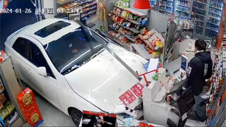 这车开的太离谱了吧！女司机可不背锅