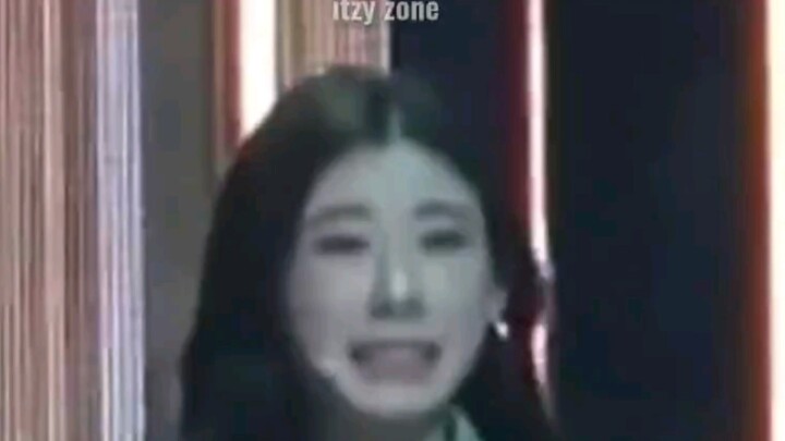 ITZY’s Lee Chae-ryeong, that little white fox collar that somehow makes her look hilariously cute!!!