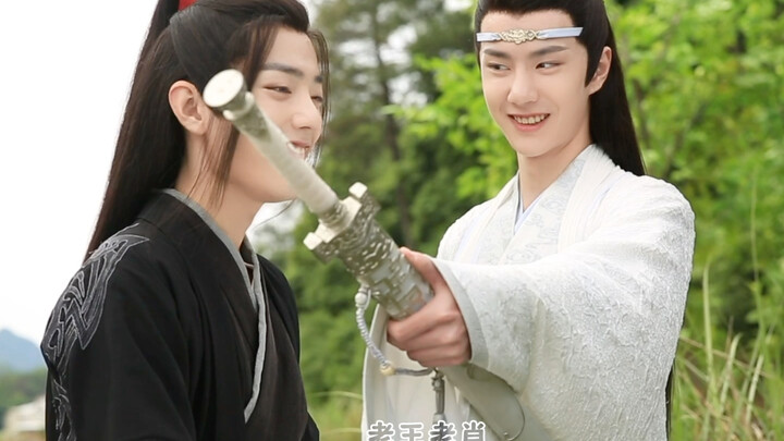 小心翼翼的偷瞄自己喜欢的人