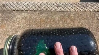 经典滚楼梯过期饮品销毁中，太经典了