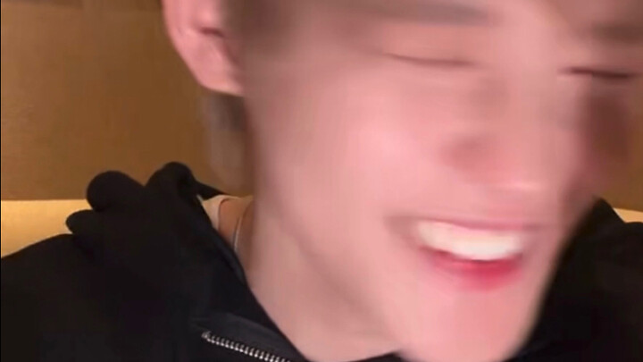 ขำจนพูดไม่ออก🤣 นี่คือสิ่งที่ไอดอลชายเคป็อปสามารถพูดได้ในการไลฟ์เหรอ? “ฉันเป็นแฟนคลับสายอาชีพ+ฟินจิ้น