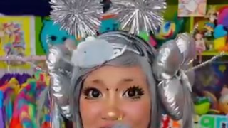 Can you try Gray/Silver Decora? 👽🩶