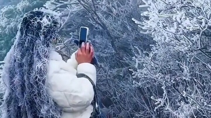 Let's take a look at just how cold winter can get in the North. The weather is turning chilly—stay w