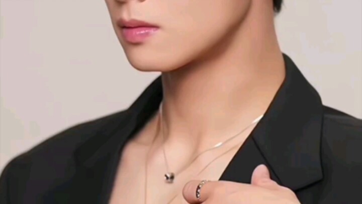 ดูห้ารอบแล้วถึงรู้ว่านี่คือโฆษณาสร้อยคอ สายตาแทบไม่อาจละจากหน้าจอได้เลย!