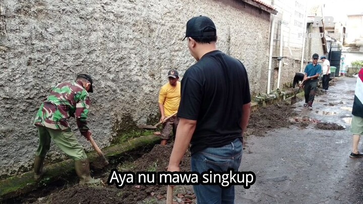warga kampung berkumpul dari timur sampai barat