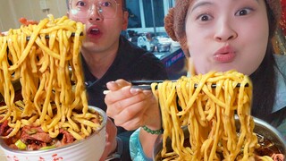 Người Thiên Tân đáng sợ đến mức nào? Ăn một bát mì bò cay, tôi vô tình nghe được ba đoạn đối thoại "