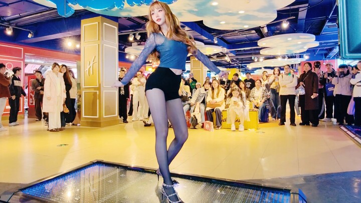 Begitu berbalik, langsung bengong! Level keberanian udah mentok! Penampilan dance machine si cewek c