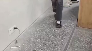 Beberapa orang: Wuu wuu wuu, ponselku hilang. Beberapa orang: Tidak takut apa pun.