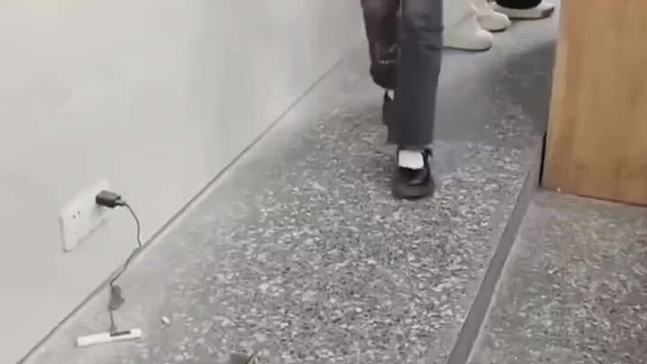 Beberapa orang: Wuu wuu wuu, ponselku hilang. Beberapa orang: Tidak takut apa pun.