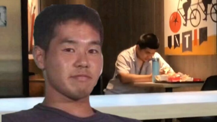 Trước mặt vị khách đang mở TikTok to, hình phạt mà anh chàng up chủ đưa ra lại là...?