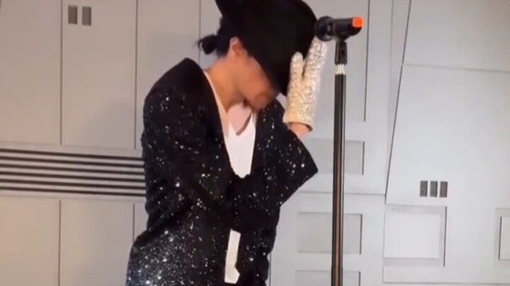 ร้องและเต้นแบบเปิดไมค์ตลอดทั้งเพลง ผู้คนกว่าสามพันล้านคนเคยชมการเต้นของเขา