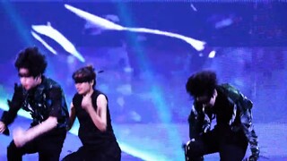 "ฉันยอมรับความรักและความเจ็บปวดทั้งหมดที่คุณมอบให้ฉัน" "เบาะหลัง" pas de deux แสดงบนเวทีบันเทิงในประ