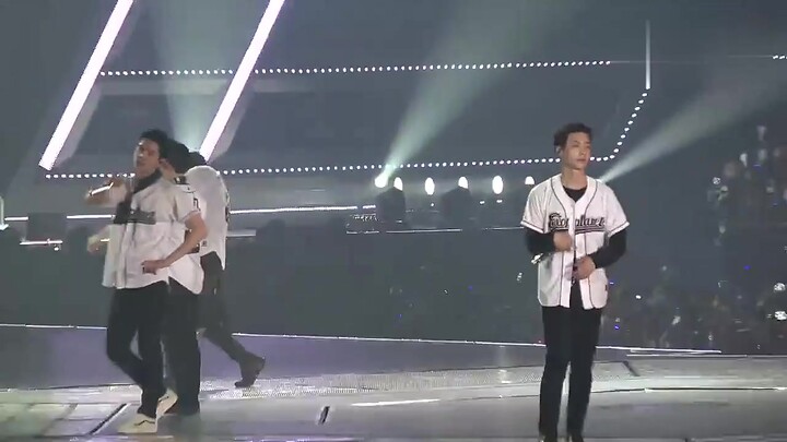 EXO - لاي الحائر يخطئ في موقعه، فيقترب سيهون ويربت على كتف أخيه قائلًا: "يا أخي، هذه مساحتي!"