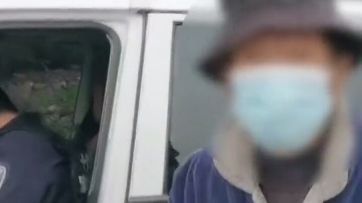 Ông lão báo cảnh sát rằng phát hiện “thi thể phụ nữ” ngoài đồng, nhưng khi hai xe cảnh sát đến hiện 