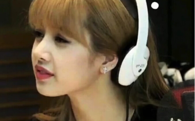 Lisa: OMG! I, a lead dancer, have actually been reduced to a backup dancer—Chai Yong is just gloatin