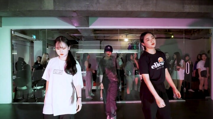 เจ๋งมาก! จงโฮออกแบบท่าเต้น "UN Village" ของแบคฮยอน โดยมีกลุ่มแฟนคลับตัวน้อยๆ คอยอยู่ข้างหลัง!