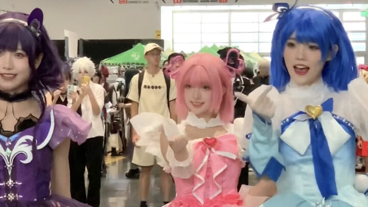 Miyuki is dancing at the comic convention!