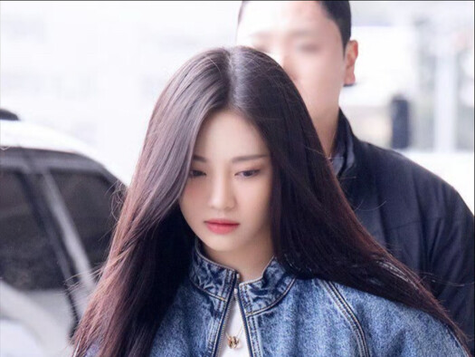 วันนี้ นิงอี้จั๋วเท่แบบเดี่ยวๆ! ฮ่าๆๆ นิงพยายามสะบัดผมและเปิดเสื้อโค้ทเพื่อโชว์สร้อยคอและแหวนของบูกา