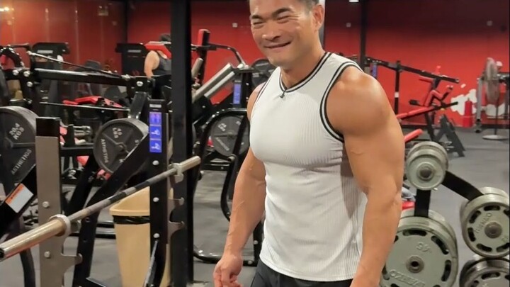 أتدرب أينما ذهبت، واليوم جئت إلى صالة الألعاب الرياضية في ووهان لأتمرّن قليلًا.