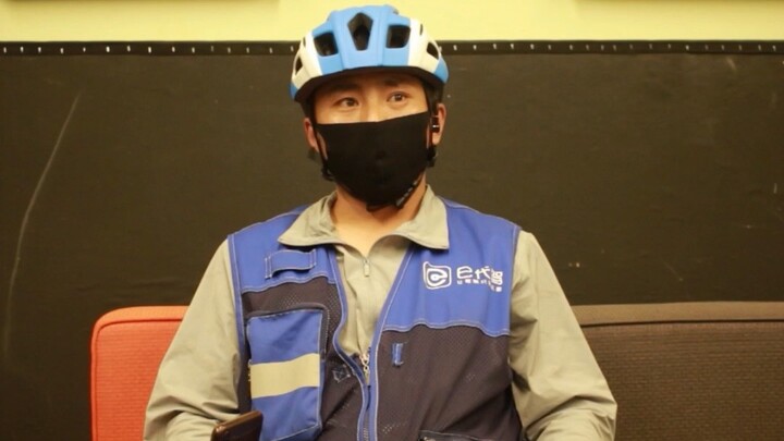 صاحب سيارة كولينان أعطاني بقشيشاً، لكن الفتاة بجانبه صادرته منه!