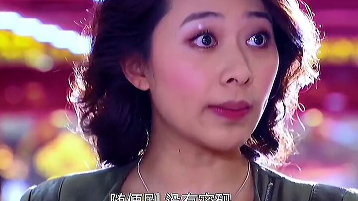 A wealthy woman brazenly bullied the salesperson, smashed a jade bracelet, and then swiped her card 