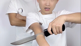 后面小老弟来拆台，兄弟哭了！