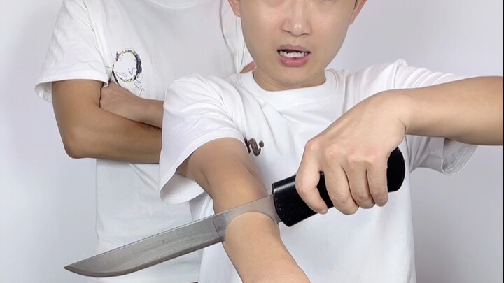 Di belakang, si adik kecil datang untuk mengacaukan suasana, si kakak sampai menangis!