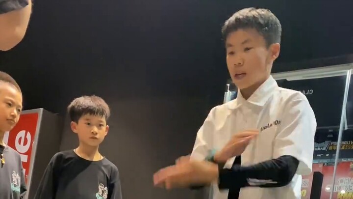 Apakah klub tari jalanan sekolah menengah pertama saat ini begitu kuat? Agak menakutkan. . . .