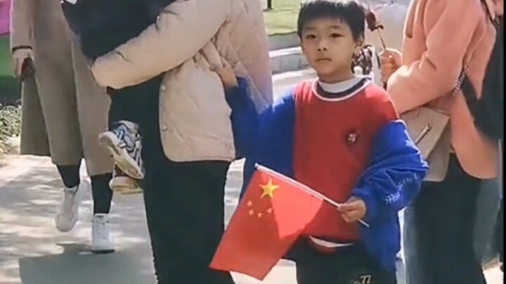 “เด็กน้อยที่จำพ่อแม่ผิด! หัวหมุนไปหมดแล้ว!”