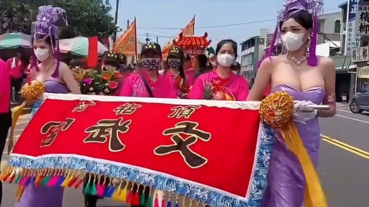 Tradisi beribadah di karnaval kuil, mohon jangan terlalu dimaknai secara berlebihan, nikmati acara d