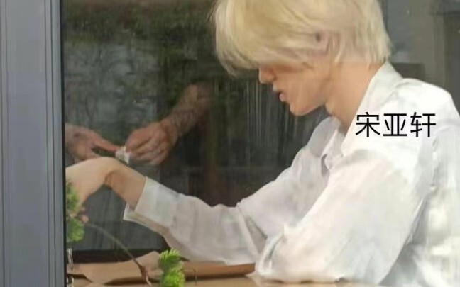 Gambar rambut emasnya keliatan lebih ganteng daripada versi editan, wkwkwk!