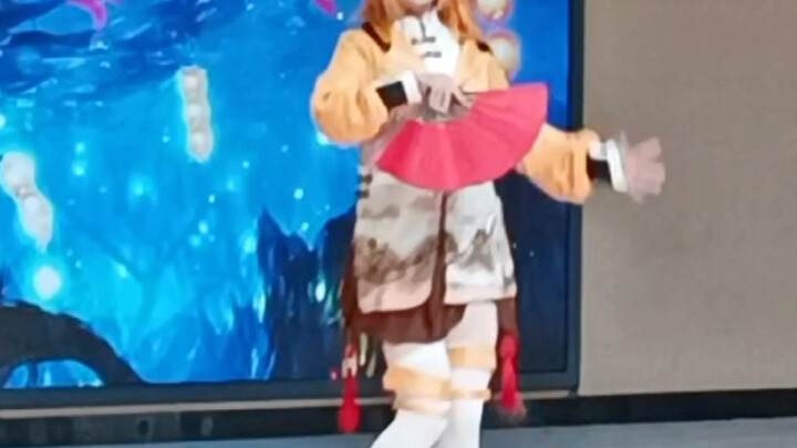 Someone actually cosplayed Gudako at a professional performance?