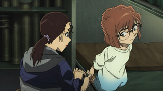 Conan theatrical version "The Shadow of the Black Iron Fish" Keir ties a magic knot to Haibara. Bour