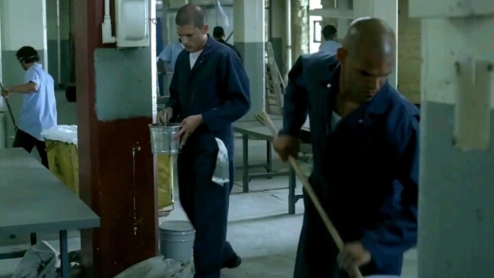 Untuk menguji apakah teman sekamarnya bisa bergabung dengan tim kabur, Mike membuat skenario;