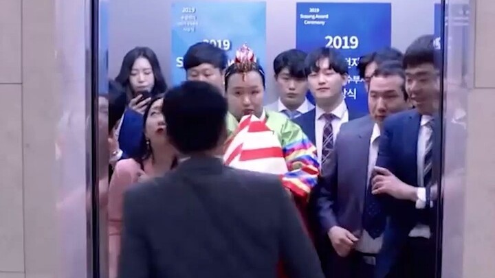 It's people's malicious stares, not kind self-awareness, that should be exiting the elevator. #Quenc