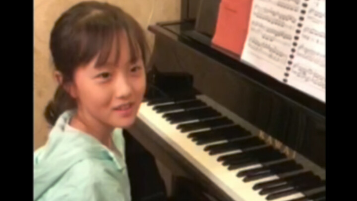 很难想象六年前这么可爱的小女孩如今成长成了一个抽象女黑子