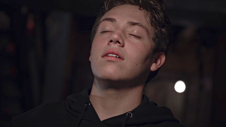 I kidnapped a rich second-generation heir to extort a ransom, but she just refuses to leave and even