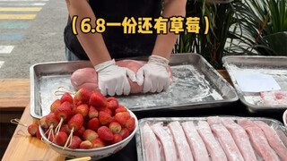Freshly made strawberry mochi ice right on the street—six yuan eighty for a serving, with strawberri