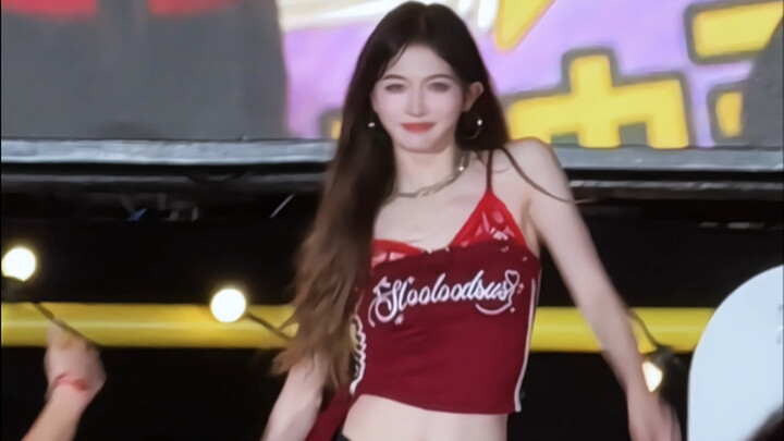 من سيدعم الفتاة التي تُقدّم أداءً مذهلاً بكل ما أوتيت من قوة! 🥹