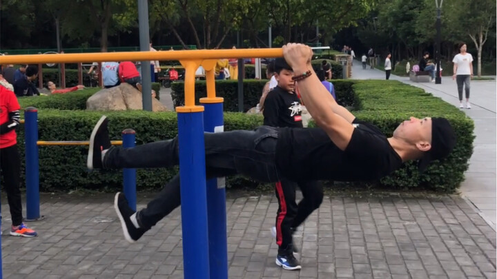 Pemuda ini memanfaatkan ketidakhadiran udara untuk berjalan ala astronot di angkasa, membuat anak-an