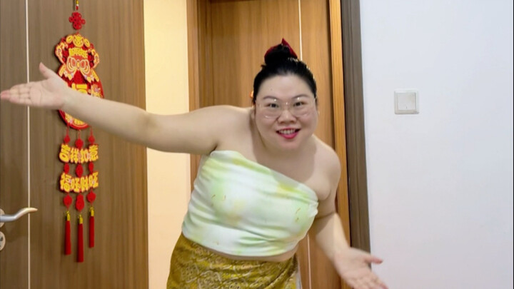 Hari ini ada lagi tarian suku Dai yang segar dan cantik! Kostum, riasan, dan aksesori, serta ekspres