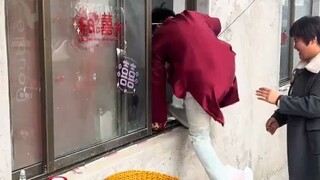 瘦的伴郎都进去了 胖的进不去，新郎：叫你俩来干啥了