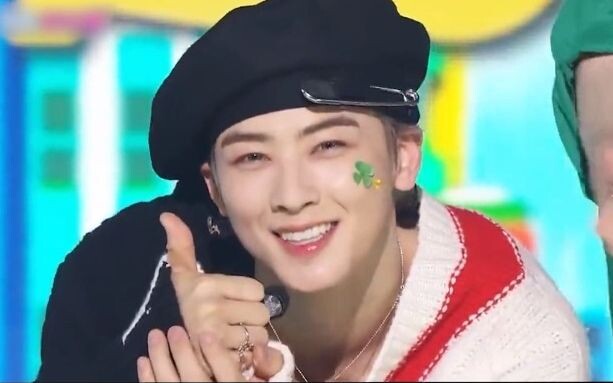 Just how handsome is Cha Eun-woo that Cheng Xiao can't even meet his gaze, and even men go crazy whe