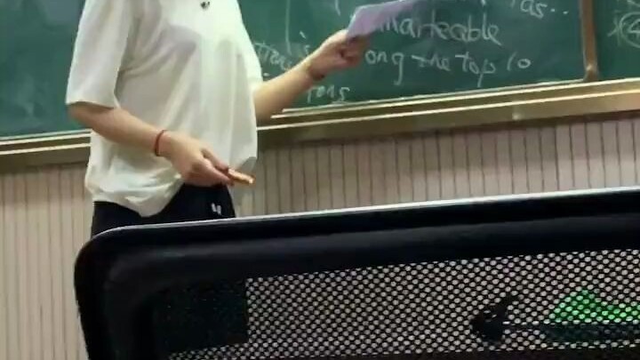 صدمت المعلمة لأنها أكلت في الفصل بالفعل