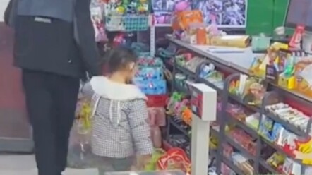 13 November, Kaifeng, Henan: Bocah lucu salah mengira orang asing sebagai ayahnya, dua pria saling t